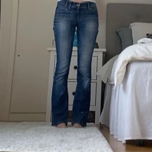 Lågmidjade jeans från Next  - Jeans med utsvängda/slim ben. Jeansen är använda men i fint skick!💕