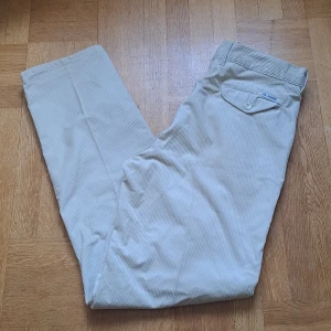 Beiga manchesterbyxor  - Snygga beiga manchesterbyxor från Lee Cooper. Byxorna har bälteshällor, framfickor och en bakficka med knapp. Färgen är mer som mellan ljus beige och krämvit.  Pris är diskuterbart vid snabb affär 🩷😊