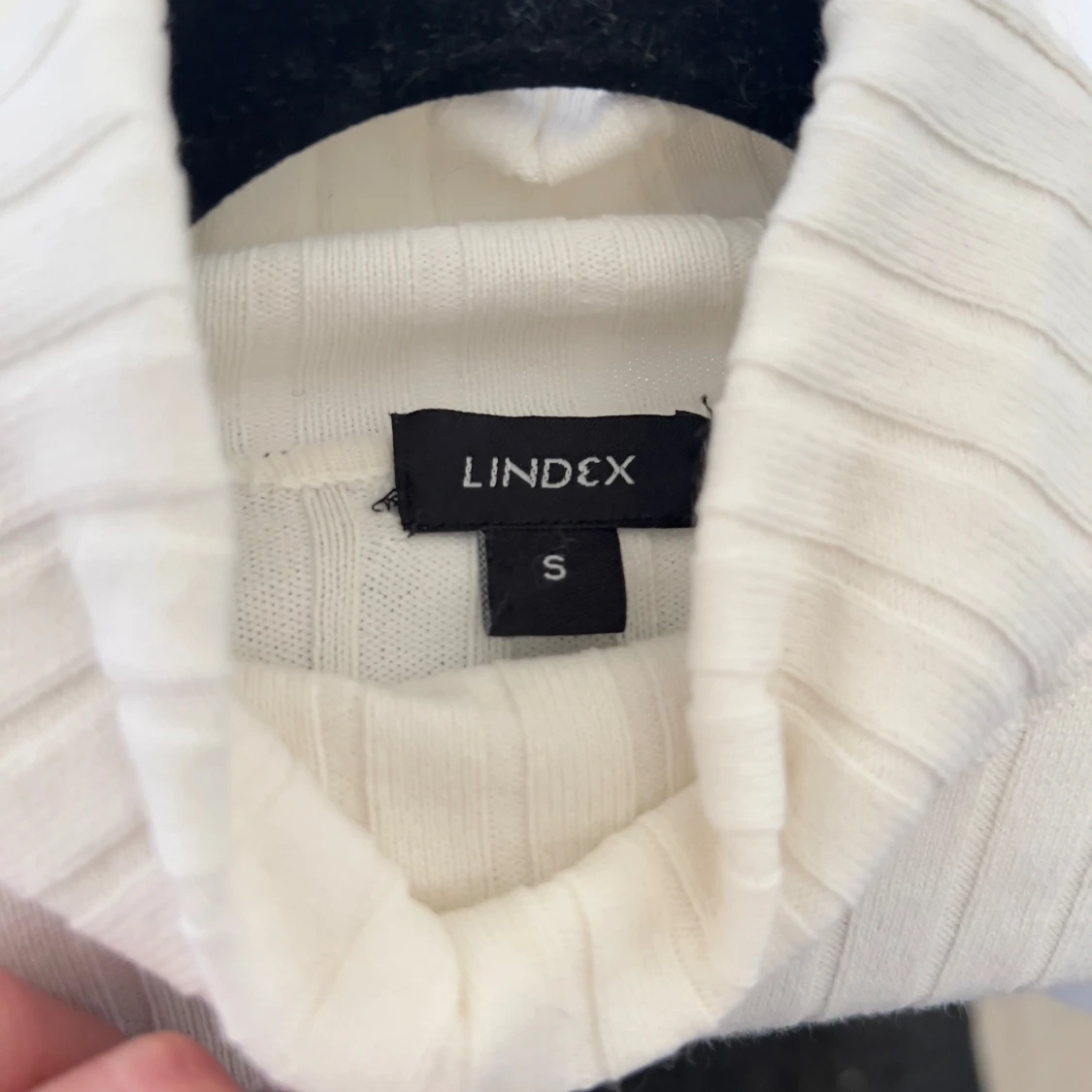 Vit ribbad polotröja från Lindex - 2