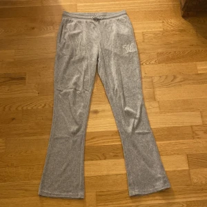 Grå mjukisbyxor Juicy Couture - 💕Grå mjukisbyxor från Juicy Couture med glittrande JC-logo på ena höften. Använts fåtal gånger💕