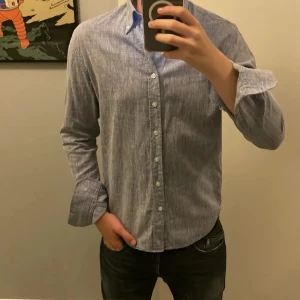 Skjorta från Oscar Jacobsson - Ljusblå oscar jacobsson linneskjorta. Sjukt bra kvalitet och passform. Storlek S/37-38. Kan finnas pyttesmå slitage här och där men inget synligt. Skjortan är i princip i nyskick. Orginalpris: 1300 Mitt pris: 799 Slutsåld överallt! Dm för fler frågor