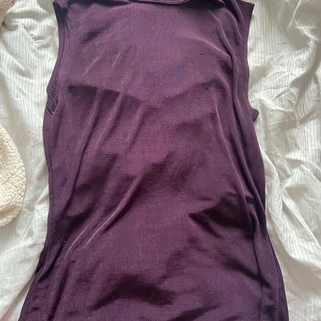 Mörklila ärmlös topp från Flash