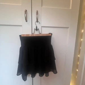 Svart kjol - Supersöt svart kjol i storlek XS. Köpte från zarlando💘💘