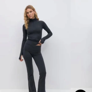 Yoga pants  - Snygga svarta mjukisbyxor med bootcut och låg midja. Byxorna har en tight passform upptill och släpper ut vid bensluten för en trendig siluett. Perfekta för en chill och sportig look. Mjukt och stretchigt material som sitter skönt hela dagen.