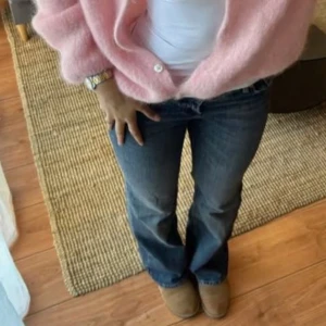 Levis superlow boot jeans - Snygga lågmidjade Levis jeans i klassisk blå denim (indigo)  med bootcut passform. Jeansen har fickor, dragkedjegylf och Levis ikoniska läderpatch bak. Perfekta för dig som gillar en tidlös och avslappnad stil. Endast använda en gång, därav inga som helst defekter eller andra skador. Kan skicka egna bilder vid intresse. Nypris 949kr 
