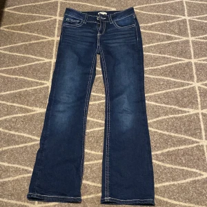 Mörkblå bootcut jeans Gina Tricot 158 - Snygga mörkblå jeans från Gina Tricot i storlek 158. Modellen är bootcut med markerade vita sömmar och klassiska fickor både fram och bak. Jeansen har låg midja och är tillverkade i stretchigt denim för en bekväm passform.💕