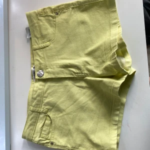 Ljus gula jeansshorts - Snygga ljusgula jeansshorts från Sinsay i storlek XS. Två stycken snygga fickor där bak samt tre stycken snygga där fram.  Perfekta för sommardagar. Sköna och stilrena med normal passform. Mycket fåtal gånger använda. Plus man ser mycket brun ut i den. Pris kan även diskuteras💕