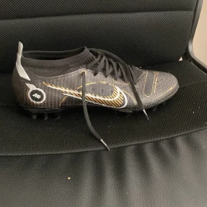 Nike vapor 14 pro ag - De är inte andvända så mycket 3-5 ggr. Byte mot andra fotbollsskor funkar 