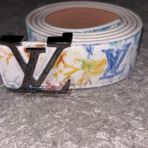 Lv bälte - Helt ny, vit grafitty med svart spänme