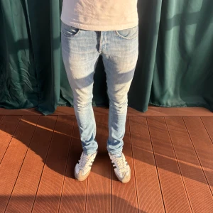 Dondup George - Säljer nu dessa feta dondup jeans till ett super pris, helt utan defekter! Modellen är 183 cm och väger 70kg