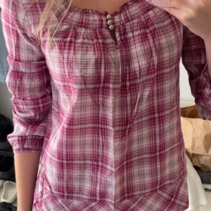 Rutig topp - Supersöt tröja. 🌼 inga defekter. 100% bomull. Köpt second hand, storlek 36/S. Kolla bilder för mig som referens (brukar ha S, 173 cm)