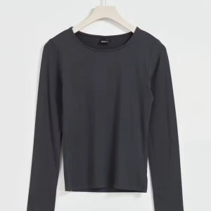 Grå långärmad topp - Jättefin grå långärmad topp, använd fåtal gånger men ser ut som ny! Nypris är 229kr. Om du har någon fundering eller bud så skriv privat! 🤩🙏🏻💘