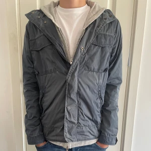 Moncler Windbreaker - Moncler Windbreaker! Storlek XS (0) Killen på bilden är 170! Fler frågor? Kontakta mig!