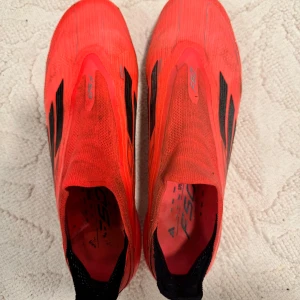 Adidas F50 fotbollsskor - Säljer ett par Adidas F50 fotbollsskor. Skruvdobbar (SG). Använda ca 10ggr.