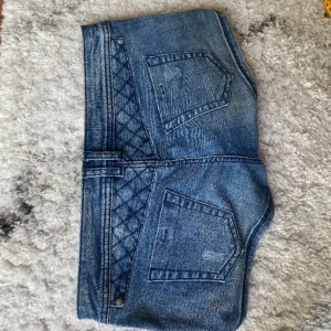 Lowwaist mini jeansshorts - Snygga low waist mini jeansshorts i strl 38, midja:40cm. Kommer fler unika jeansshorts/kjolar så följ!!