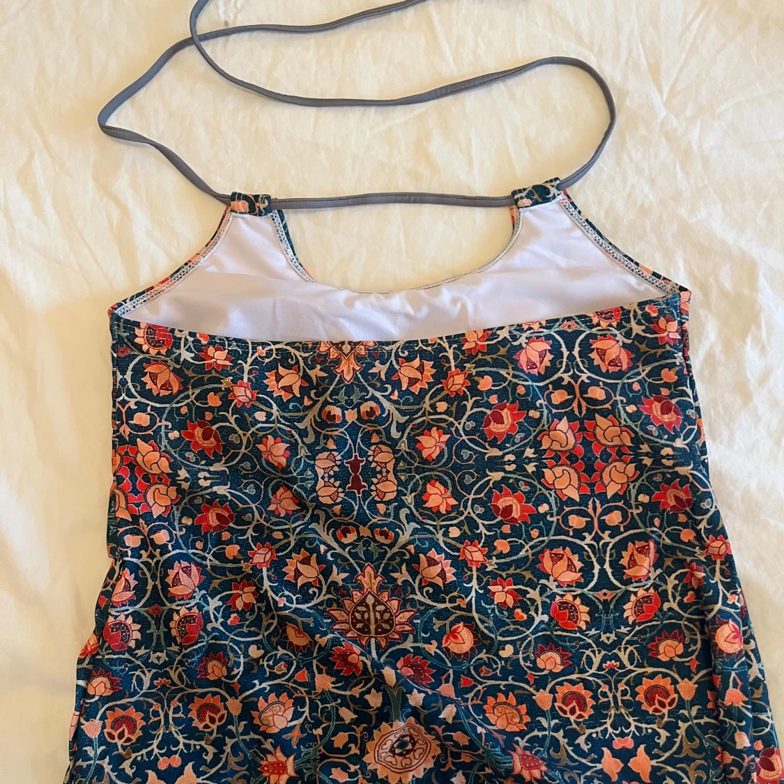 Blommig bikini med grå underdel - 3