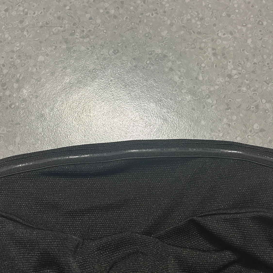 Svart långkjol med rynkade detaljer.  - 1