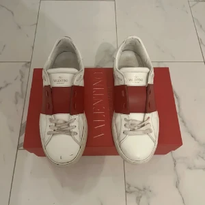 Valentino Open - Valentino open, passar 42-43 | Skick: Mycket bra skick | Ingår: skorna, dustbag, orginal box, valentino kuvert samt valentino lapp. Bara att skriva vid frågor