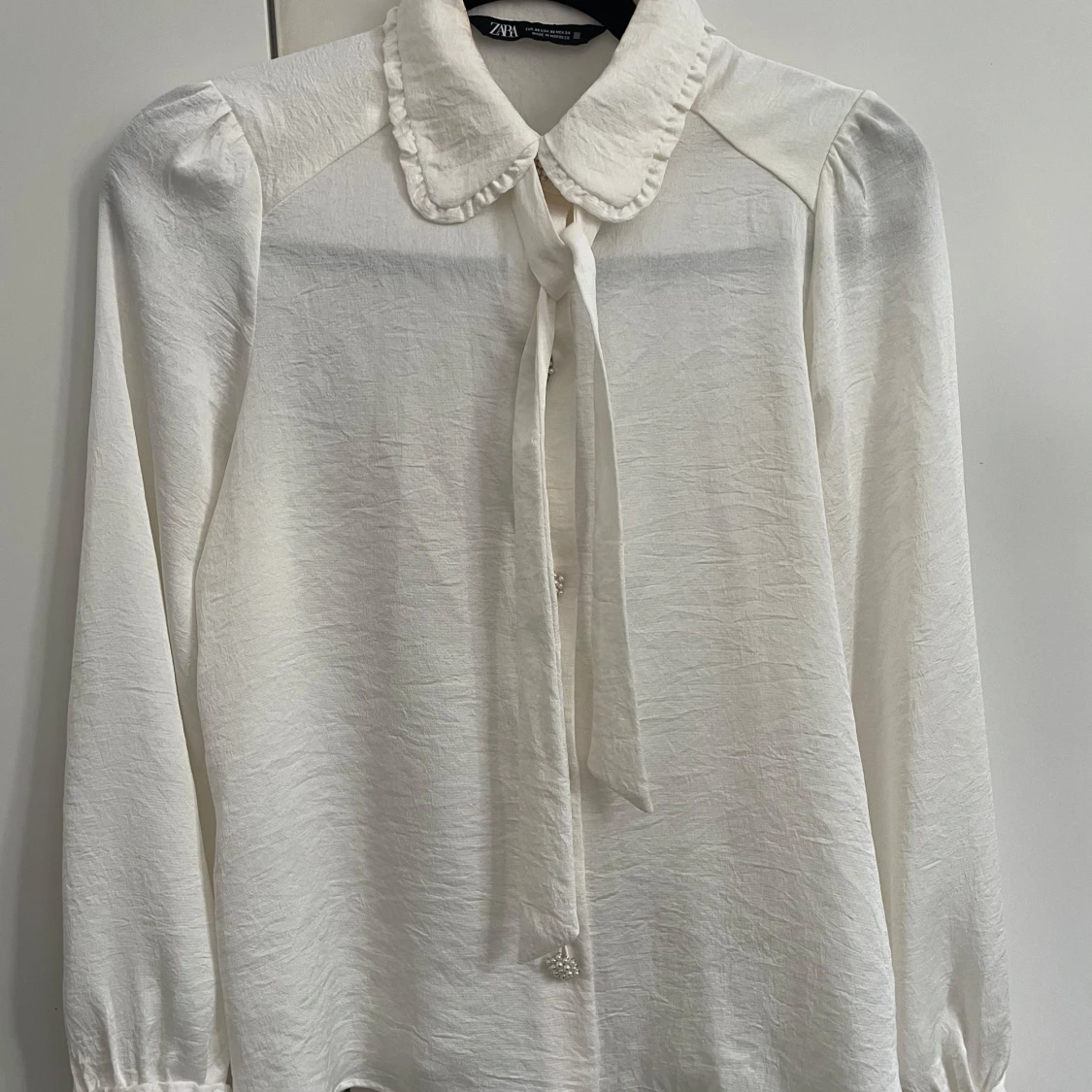 Vit blus med knyt och volangkrage Zara