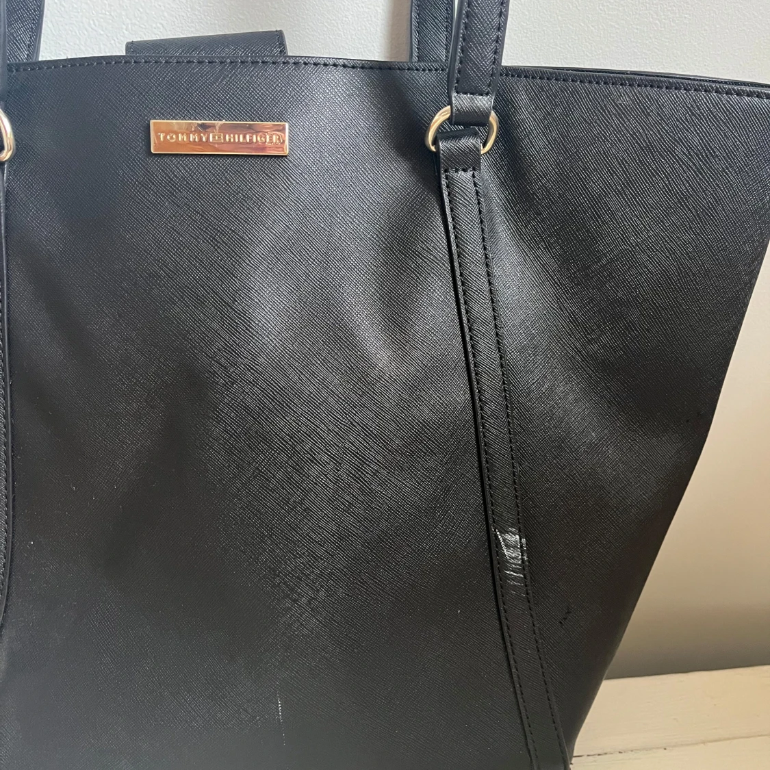 Svart axelväska från Tommy Hilfiger - 2