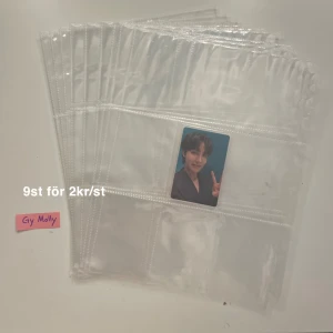 PVC fria plastfickor photocards - Photocard ingår ej. Klicka på Köp nu för att köpa alla 25 sidor. Ligger även uppe i en BTS grupp på facebook därav Gy Molly lappen. Den med 9 fickor är dubbelsidig så 18 kort får plats. Kan betalas med Swish, då skickar jag med postnord, eller så kan jag göra ett separat inlägg så du kan köpa några stycken genom Plick. Dm vid frågor😊