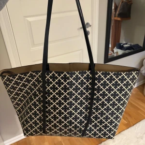 By Malene Birger väska  - Säljer min superfina By Marlene Birger Abigail väska , den är i superfint skick på utsidan men täcken på användning finns på insidan pga att jag använt den som skolväska ☺️ kom med prisförslag !