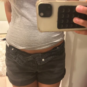 Svarta jeansshorts - Svarta jeansshorts i storlek 34. Shortsen är från hm och är low/midwaist.