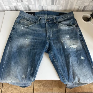 Dondup George  - Tjena, säljer mina Dondup Jeans i den trendiga modellen George. Jeansen är knappt använda, cond 9/10. Nypris: 3200kr, hör av er vid minsta intresse//Anton