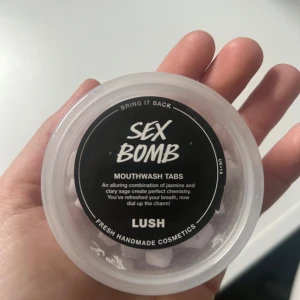 LUSH Sex Bomb Mouthwash Tabs - These capsules are designed as an oral rinse that leaves your mouth feeling fresh and pleasantly fragrant. With a subtle rose-inspired scent, they help neutralize unpleasant odors and promote long-lasting freshness.