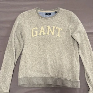 Grå sweatshirt från GANT - Grå långärmad tröja från GANT som jag säljer för att den är ganska liten i storleken, köptes för något år sen för 600kr