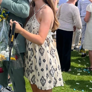 Zara klänning  - En klänning från Zara som inte säljs längre. Köptes 2023 men är endast använd en gång så inprincip i nyskick. Köptes för 599kr om jag inte minns fel. ❤️Storlek S.