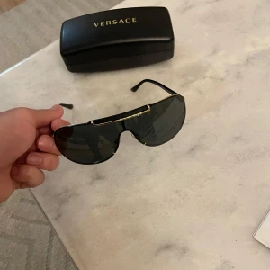 Versace solglasögon (Kvitto finns) - Versace solglasögon, modell: OVE2140 BOKSTAVLIGEN nyskick Alla tillbehör finns Nypris 2000, mitt pris 1000 Säljs för jag har för många solglasögon  Kan mötas eller skickas