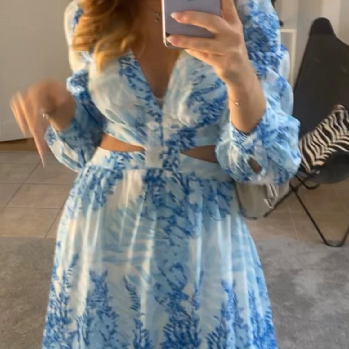 Blåvit långklänning med cut-outs