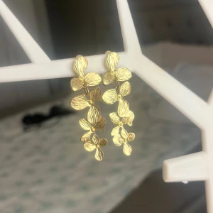 Clip ons blommiga örhängen - Säljer ett par oanvända clip on örhängen från glitter! :)