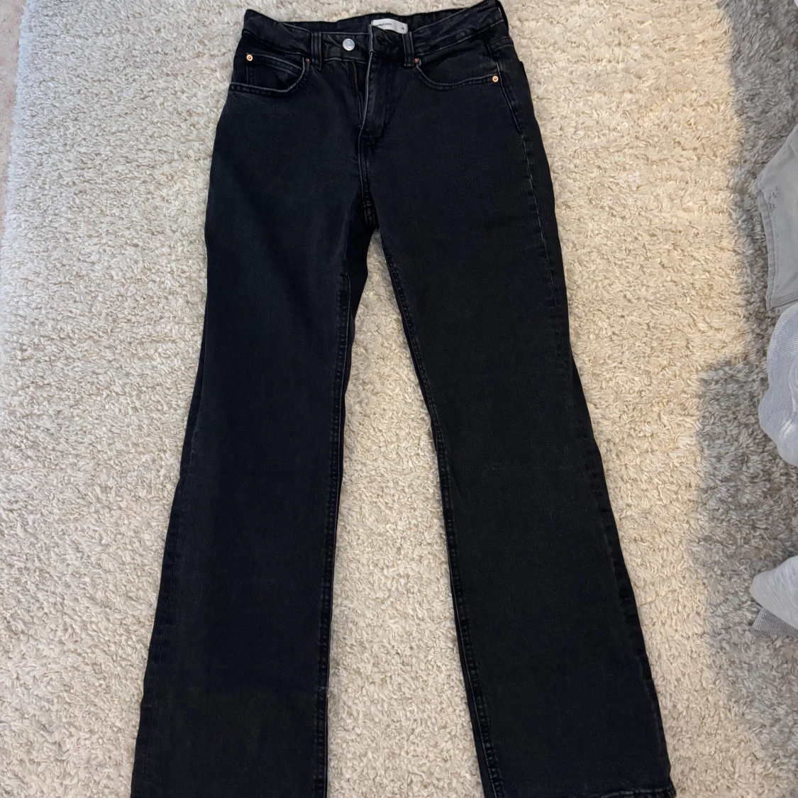 Svarta straight jeans från Gina tricot - 1
