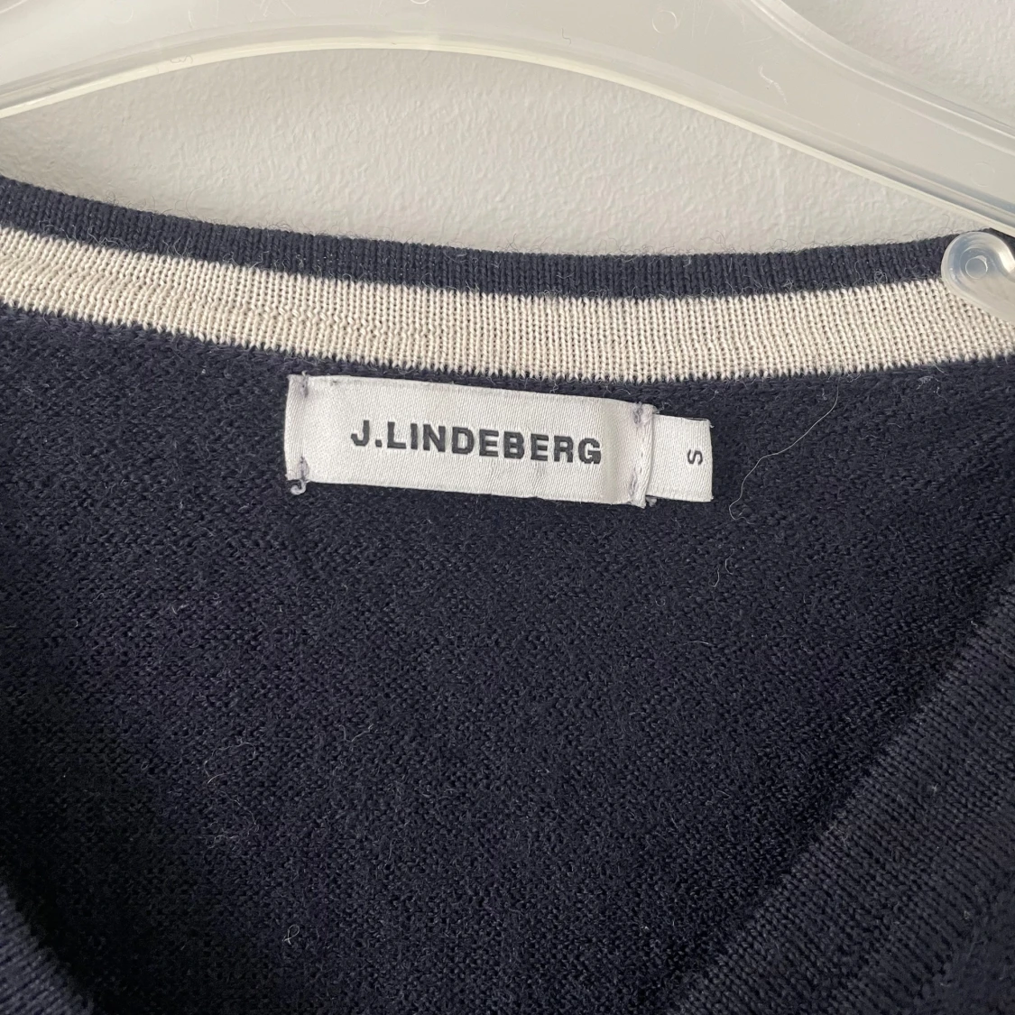 Mörkblå stickad tröja från J.Lindeberg - 1