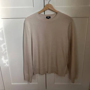  kashmirtröja - Säljer en cashmere tröja från uniqlo, tröjan är Storlek S och är beige. Tröjan är i mycket bra skick endast använd fåtal gånger. Tröjan är 100% cashmere se bild 3. Ny pris ligger runt 1500