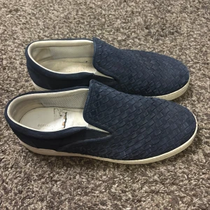 Bottega Veneta slip-on sneakers  - Snygga slip-on sneakers från Bottega Veneta i mörkblå mocka. Storlek 44. Fint skick!