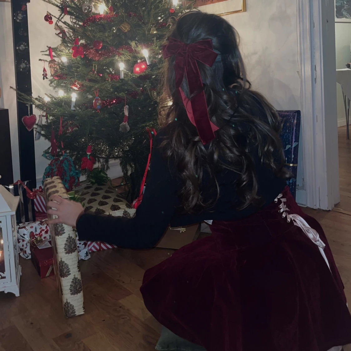 Vinröd sammetsklänning med snörning - 1