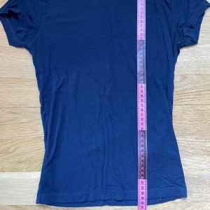 Soft touch t shirt - En basic mörkblå t-shirt från Gina Tricot i storlek S. Tajt och skön
