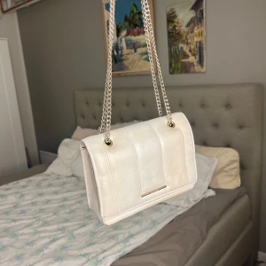 Vit axelväska från Pull&Bear - Supersöt vit axelväska från Pull&Bear! 