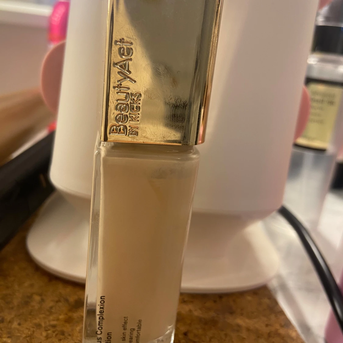 BeautyAct Foundation 01W från Kicks