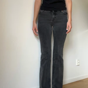 Svarta bootcut jeans från Monki - Snygga svarta jeans från Monki med bootcut passform och klassisk femficksdesign. Jeansen är väldigt bekväma då det är stretch, medelhög midja. Lite för korta för mig som 173 cm lång. 