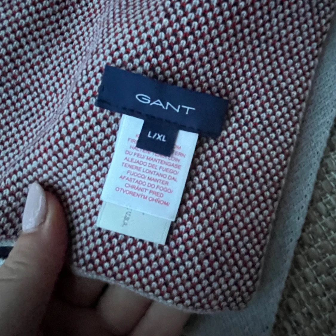 Stickad halsduk från GANT i grått och rött - 3