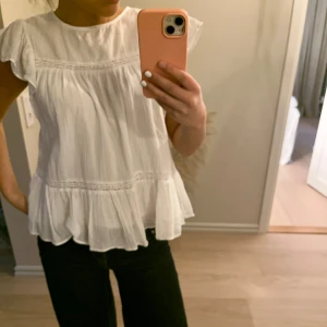 Vit volangblus  - Supersöt vit blus från Gina Young. Är i nyskick. Skriv om ni har frågor💞