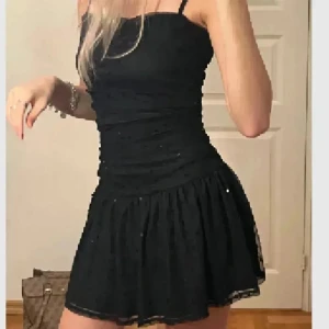 Svart glittrig kort klänning - Maje liknade klänning i fint skick. Obs lånade bilder av gulliga Diba❤️ Perfekt till sommarfesterna❤️Sååå snygg🔥🔥🔥Tryck ej köp nu