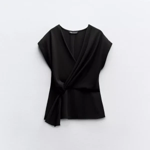 jättesnygg blus från zara! - Säljer denna svarta blus från Zara. Pris kan diskuteras! Inga defekter 💘