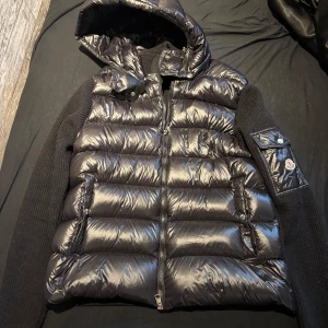 Moncler cardigan - Moncler cardigan som är sparsamt använd i ett par år. Denna är helt äkta. Har växt ur den genom åren därmed säljer jag den. Väldigt fint skick o väl skött. Dessa modeller är korta i längd. Därför gå upp i en storlek. Om du är M i vanliga fall hade denna passat dig riktigt bra.