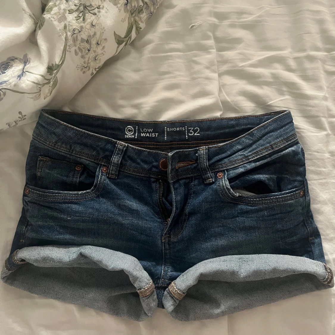 Lågmidjade jeansshorts i blå denim