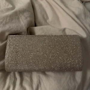 Väska - Bal väska i champagne färgat glitter med silverkedja. Från shein. Aldrig använd. 